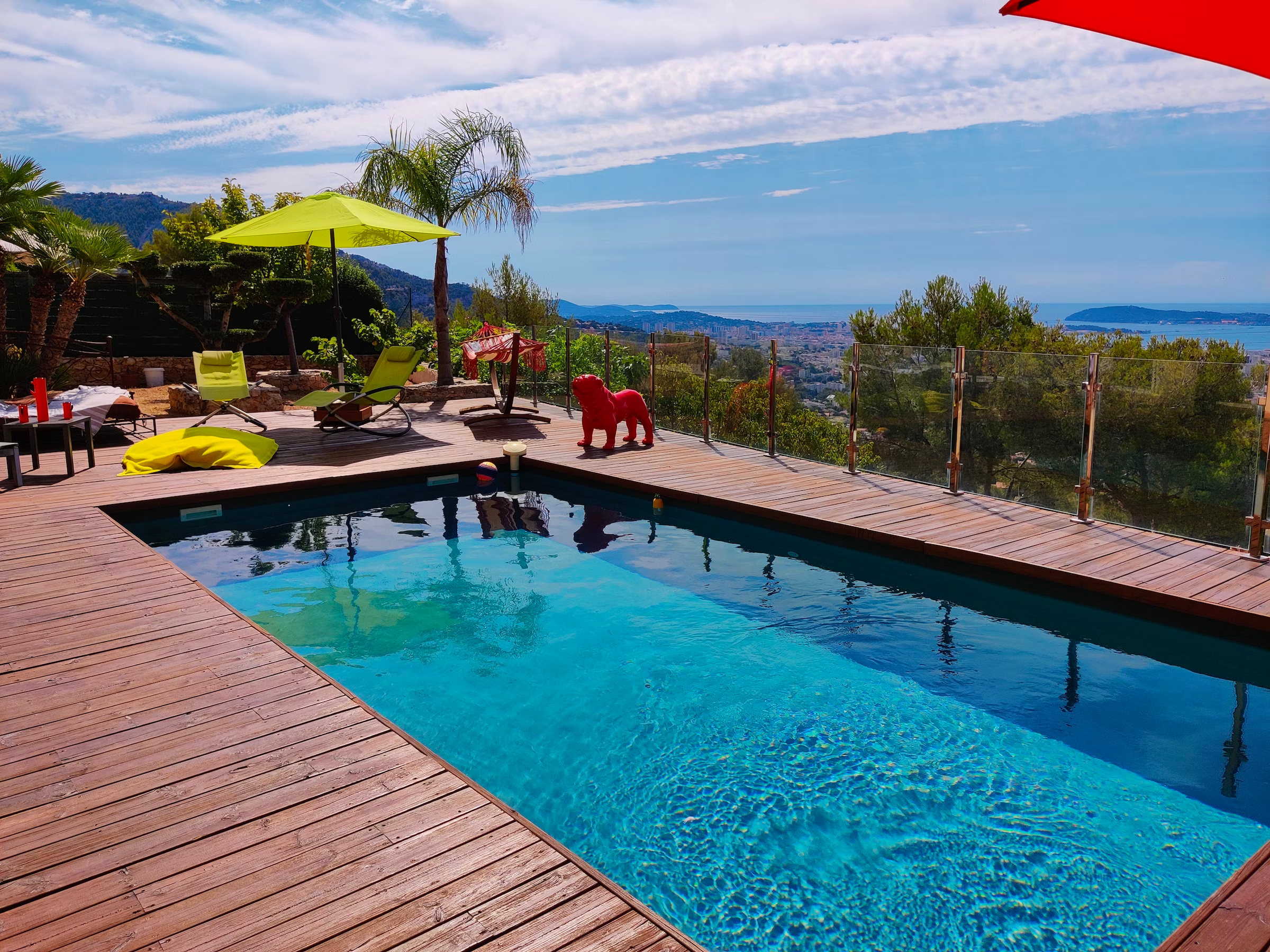 Belle piscine, terrasse et jardin avec vue mer, à Toulon